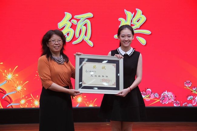 1466401965139486.jpg 北航实验学校党总支书记王群为海淀区先进班集体颁奖.jpg