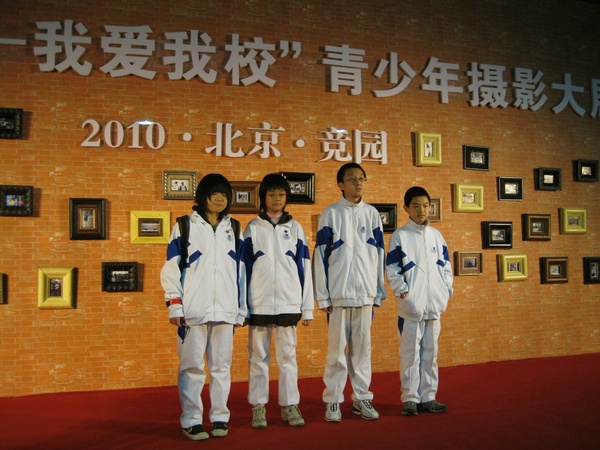 (左起)王亚男 王丹婧 杨忱嘉 于浩淼