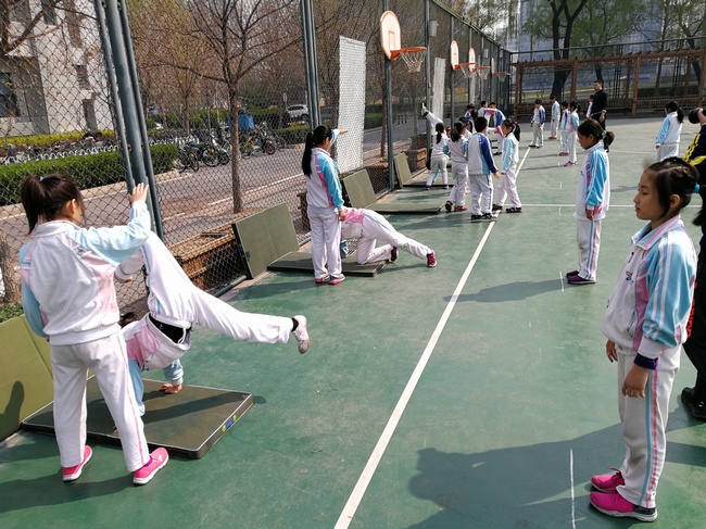 1490930480140810.jpg 学生在进行练习.jpg