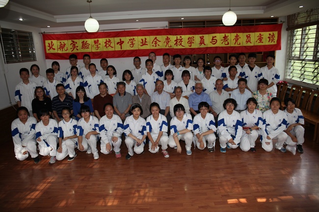 1495704231669191.jpg 与老党员合影留念.jpg