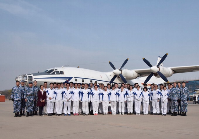 1522740506123122.jpg 图片 4和现役运8以及官兵合影.jpg