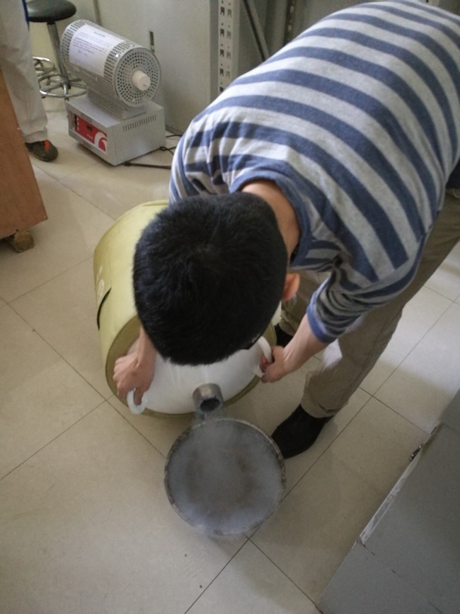 1493802798332661.jpg 液氮挥发实验.jpg
