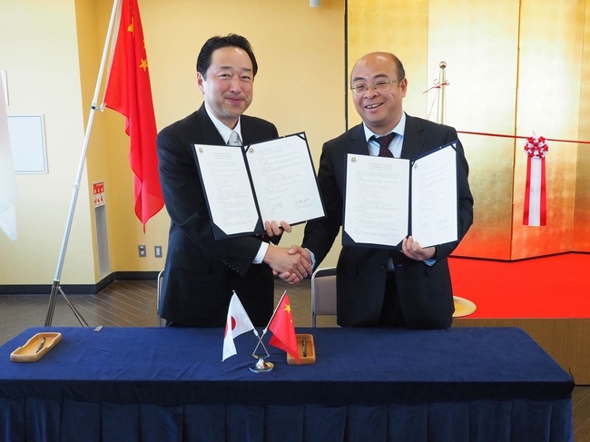 1463556938630207.jpg 222日本仙台育英学园理事长加藤雄彦与北航实验学校校长吴鹏程签署两校共建孔子课堂协议-1.jpg