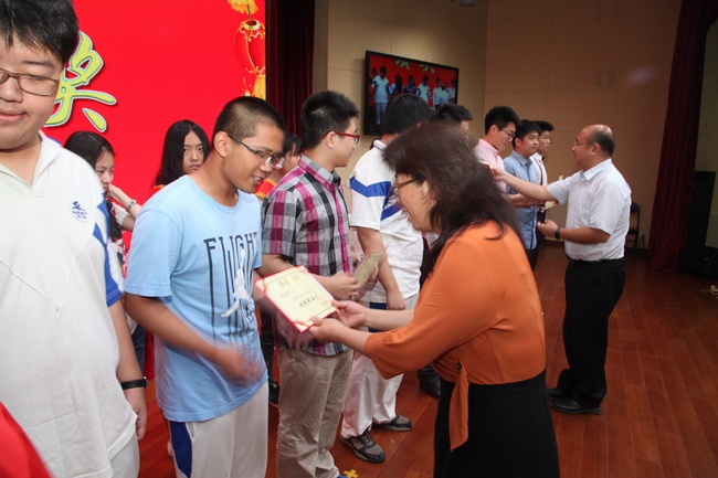1466401887402708.jpg 校领导为优秀学生颁发获奖证书 (2).jpg