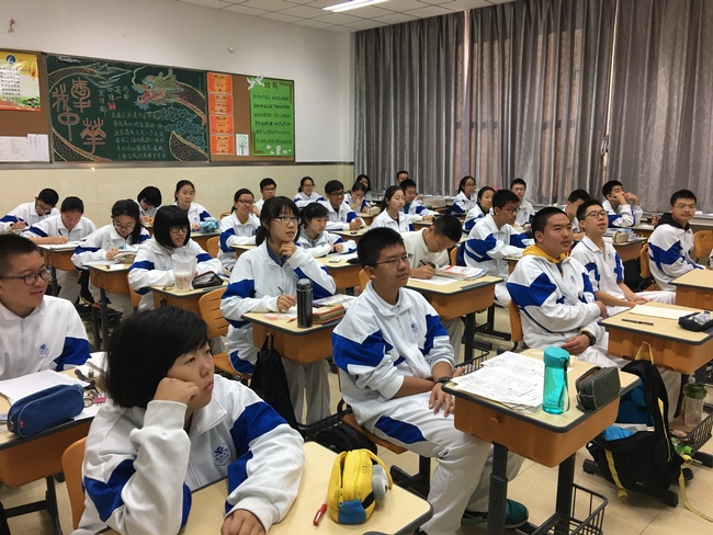 1476683157981275.jpg 全神贯注的同学们.jpg