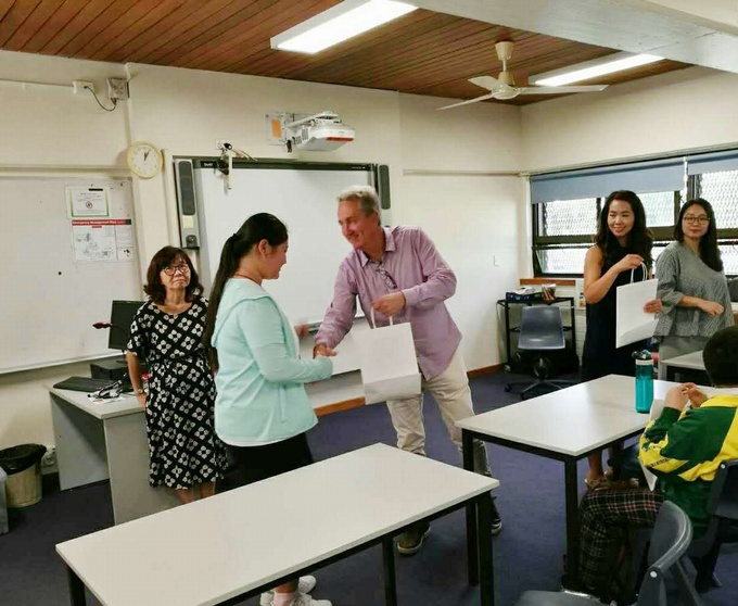 1553217764113512.jpg 入校学习—校长发放小礼物.jpg