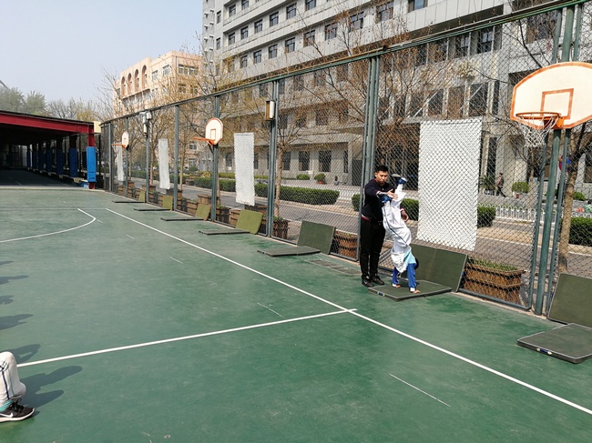 1490930468105743.jpg 张亮老师指导学生.jpg
