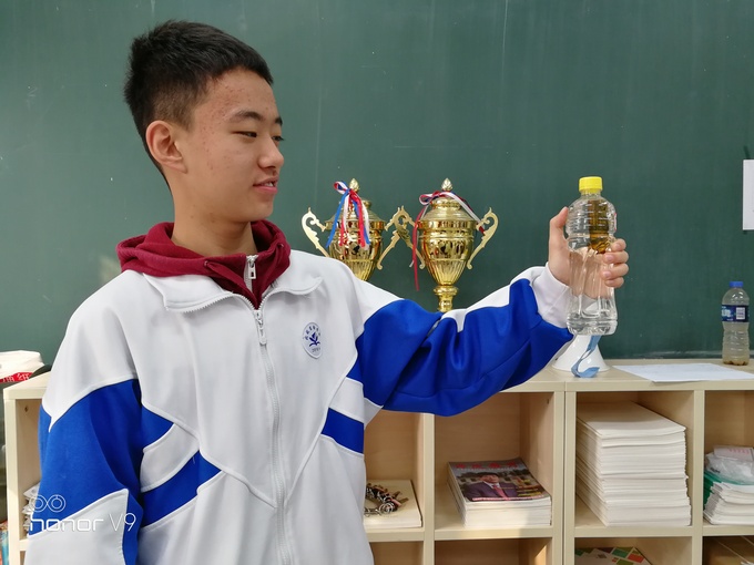 1542160439567379.jpg 学生制作的“浮沉子”.jpg