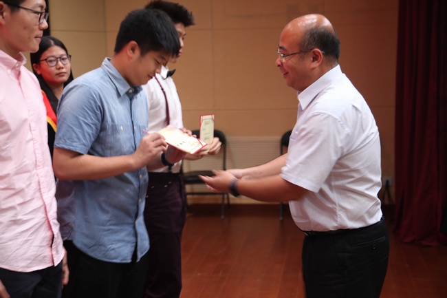 1466401855236806.jpg 校领导为优秀学生颁发获奖证书 (1).jpg
